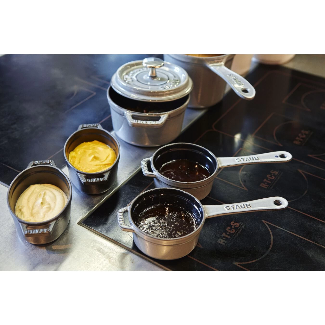 Staub Stieltopf 10 Cm, Gusseisen, Graphit-Grau 6 Staub Stieltopf 10 Cm, Gusseisen, Graphit-Grau – Bild 4